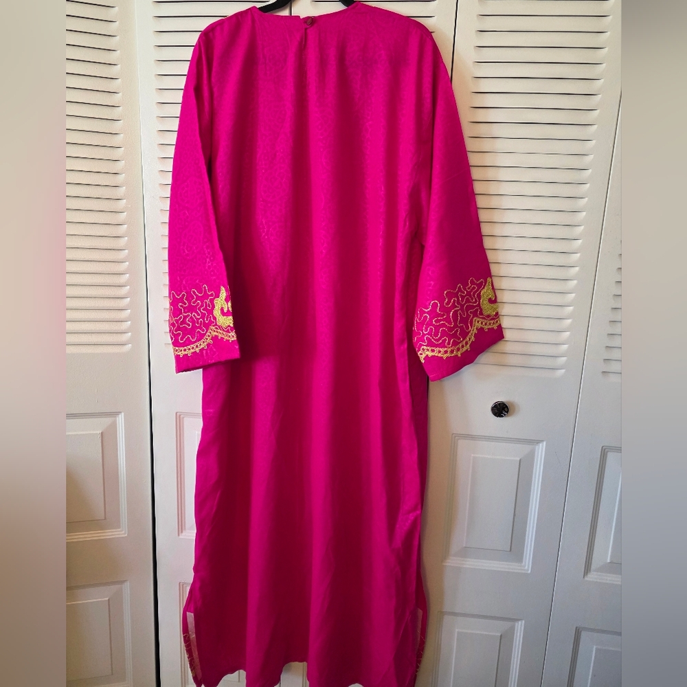 Stunning fuchsia kaftan (caftan) featuring intricate gold embroidery - Picture 2 of 11